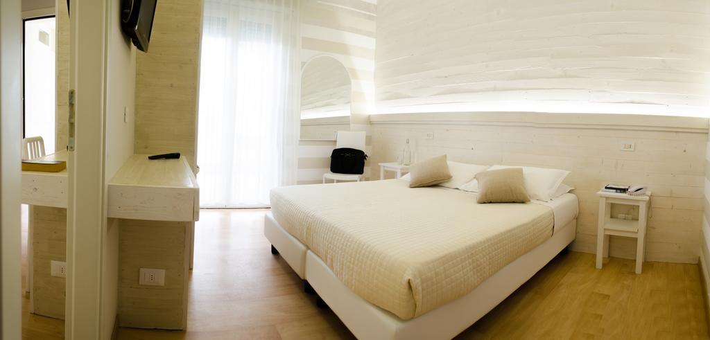 Mona Lisa Hotel Cattolica Habitación foto